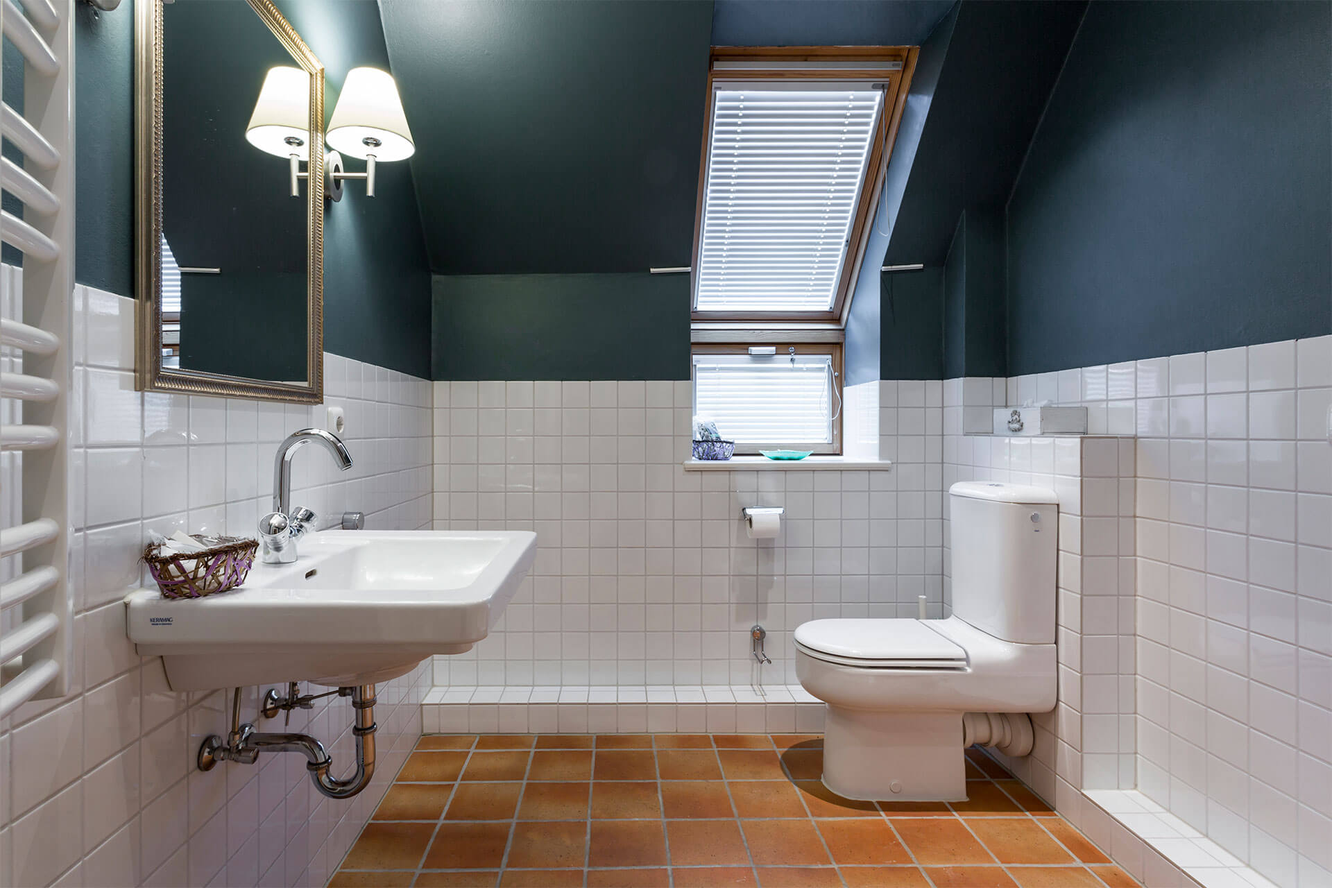 Das Badezimmer mit Terrafliese und schöner Ambientebeleuchtung